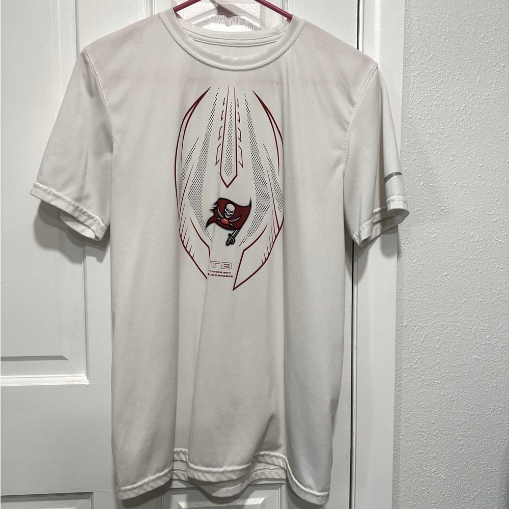 4/$25 Nike Dri-Fit NFL Buccaneers t-shirt in white. Unisex size small.
